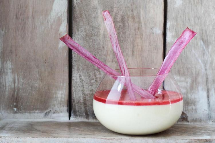 mousse. Det kan betale sig at bruge en hvid chokolade af god kvalitet til moussen, da chokoladesmagen er meget i fokus. Maja Ambeck Vase