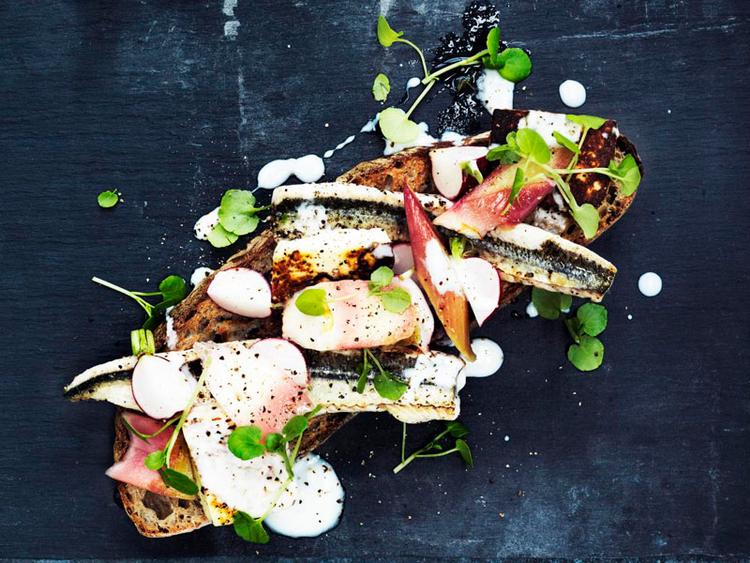 Freestyle. Det er en freestylet forårsret med ingredienser, jeg holder meget af: den friske fisk, den salte halloumiost, det grillede bitre brød og den søde og syrlige rabarber går fuldstændig op i en højere enhed. Columbus Leth