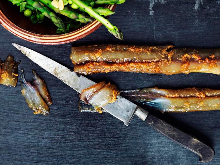 Karatetøj. Hornfisken får det sorte bælte, når den marineres med frisk ingefær og salt soja natten over. Den bliver mere stram i kødet, og man kan spise den rå eller stege den i ovnen et par minutter. Hornfisk er også superlækkert i sushikøkkenet. Columbus Leth