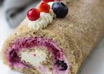 Frsikt. De hakkede mandler er med til at gøre rouladebunden sød. Blend mandlerne til risgrynsstørrelse med en minihakker eller en stavblender i et højt krus. Fyldet tilfører kagen friskhed. Sif Meincke 