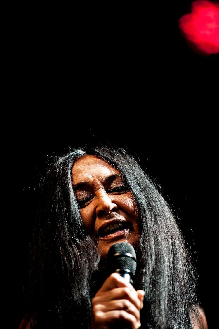 overvældende. Der er kommet mere gospel og soul og åbenhed i Annisettes vokal i de nye genindspilninger. 