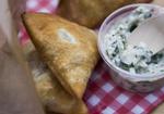 Danskindisk. De varme samosas har fyld af kartofler, ærter og er meget spicy, hvorimod dipcremen har fået fyld af dansk blomkål, danske krydderurter og sennep. Columbus Leth