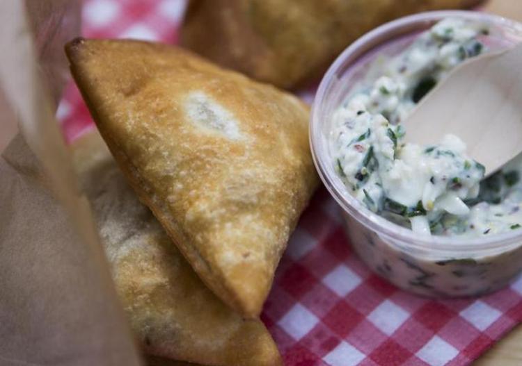 Danskindisk. De varme samosas har fyld af kartofler, ærter og er meget spicy, hvorimod dipcremen har fået fyld af dansk blomkål, danske krydderurter og sennep. Columbus Leth