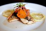 Marinade. Prøv at marinere makrellen i en syrlig eddikedressing, da det giver en god kontrast til den fede fisk. Finn Frandsen