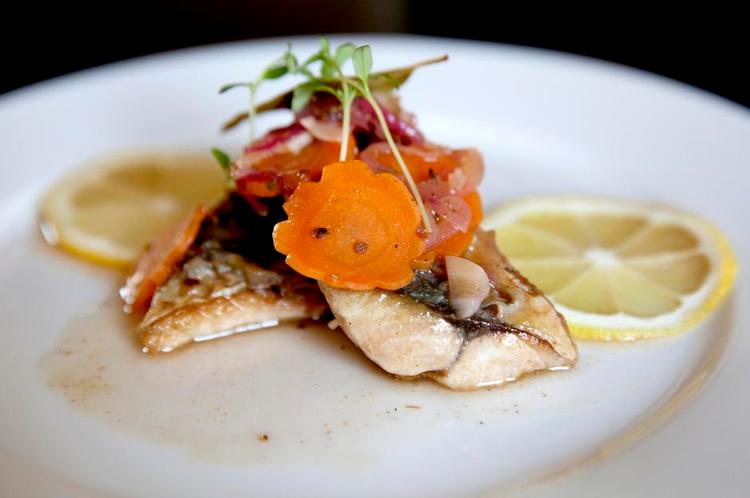 Marinade. Prøv at marinere makrellen i en syrlig eddikedressing, da det giver en god kontrast til den fede fisk. Finn Frandsen