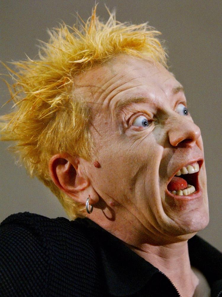 Det var Johnny Rotten, aka John Lydon, der i 1977 vrængede 'God Save The Queen' med bidende sarkasme om det britiske klassesamfund. Foto: KEVIN FRAYER/AP