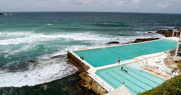 Uendeligt. Bondi Icebergs Eternity-pool går næsten i ét med det brusende Tasman-hav. /Micki Takes Pictures / Flickr Creative Commons