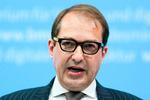 Alexander Dobrindt fra CSU har sat gang i heftig tysk debat efter sine udtalelser om anti-udsmidnings industrien. Markus Schreiber/AP
