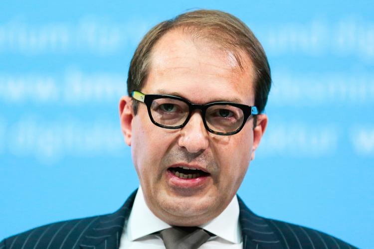 Alexander Dobrindt fra CSU har sat gang i heftig tysk debat efter sine udtalelser om anti-udsmidnings industrien. Markus Schreiber/AP