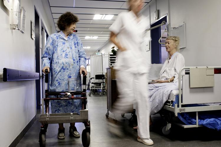 risiko. Hvis der er høj belægningsgrad på en afdeling, det vil sige en belægning på 110 procent eller mere, er der ni procent flere, der dør på hospitalet, end når der er en belægning på under 80 procent, viser undersøgelsen. PETER HOVE OLESEN/POLFOTO