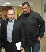 Vladimir Putin og Steven Seagal ses her til præsentationen af et russisk fitnessprogram for børn.  Alexei Nikolsky (arkiv)/AP