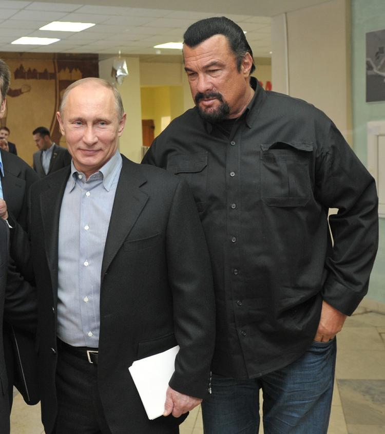 Vladimir Putin og Steven Seagal ses her til præsentationen af et russisk fitnessprogram for børn.  Alexei Nikolsky (arkiv)/AP