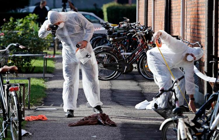 Overfald. En kvinde og hendes etårige barn blev i mandags stukket ned i Københavns Nordvestkvarter. Barnets far er anholdt og sigtet for drabsforsøg. 