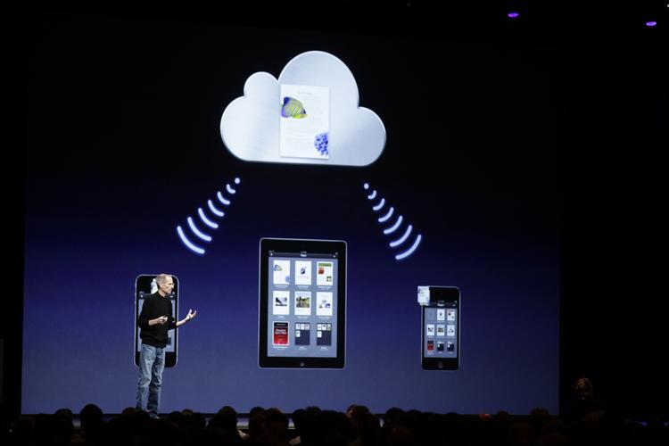 I 2011 præsenterede Apples Steve Jobs verden for skytjenesten iCloud. Den fungerer som fjern-harddisk for mange Apple-brugeres personlige dokumenter og fotos, og er ligesom andre skytjenester blevet hacket flere gange.  Marcio Jose Sanchez/AP