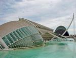 Ciudad de las artes y la Ciencias, der bl.a. rummer operahus, akvarium og eksperimentarium, ligner en enorm kulisse til en science-fiction film. 