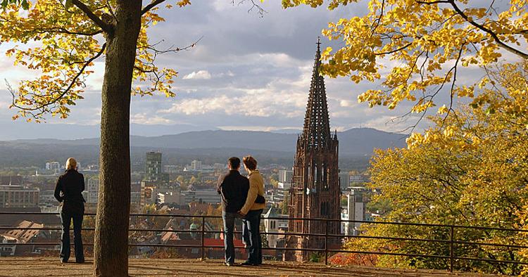Besøg. Freiburg (im Breisgau) ligger cirka 130 kilometer sydvest for Stuttgart og har omkring 220.000 indbyggere.  Dr. Heinz Linke/istockphoto.com