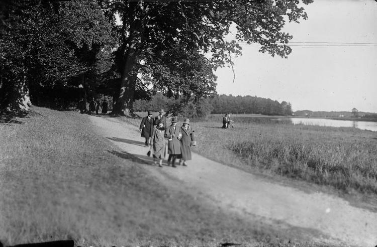 STILLERO. I begyndelsen af 1900-tallet begynder det at gå tur for sundhedens skyld at vinde frem. Her kombineres det med den allerede etablerede tradition med at gå tur f.eks. i Dyrehaven nord for København for at nyde naturen og få fælles oplevelser. 