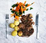 Blød mad. Både hakkedrenge, sovs og kartofler er bløde, så retten kalder på noget sprødt for at fuldende måltidet konsistensmæssigt – det vil sige en sprød salat. Columbus Leth/fotograf