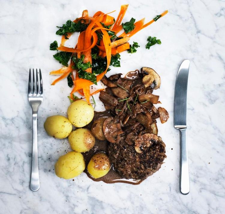 Blød mad. Både hakkedrenge, sovs og kartofler er bløde, så retten kalder på noget sprødt for at fuldende måltidet konsistensmæssigt – det vil sige en sprød salat. Columbus Leth/fotograf