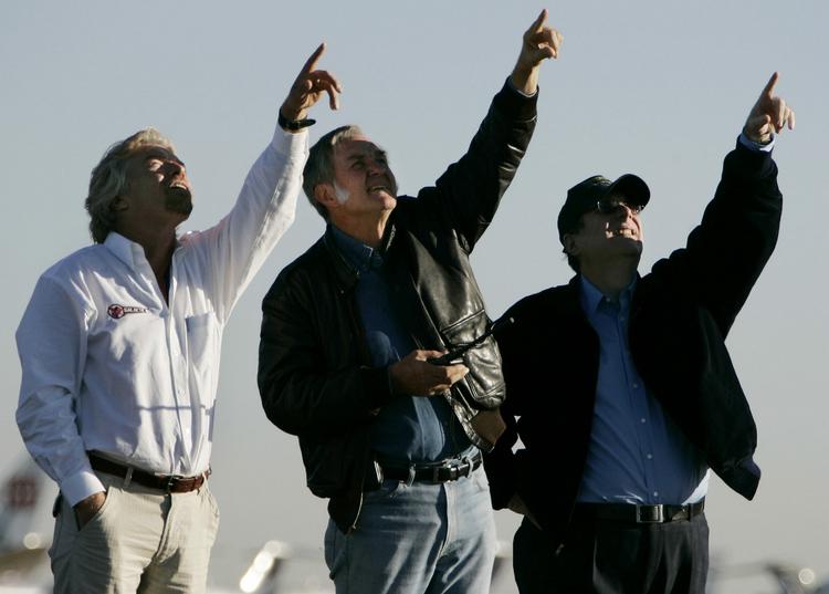 velkommen. Richard Branson, Paul Allen og Burt Rutan så på, da SpaceShipOne landede i Mojave ørkenen i 2004. Det var Bransons SpaceShipTwo, der forulykkede i fredags. Laura Rauch (arkiv)/AP