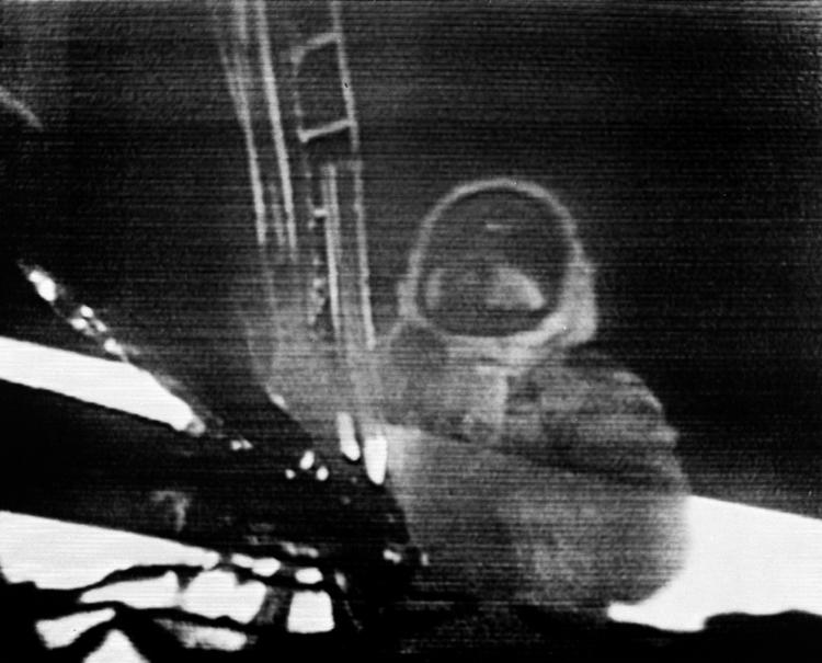 Neil Armstrong træder ned på Månen som det første menneske (Arkiv) 