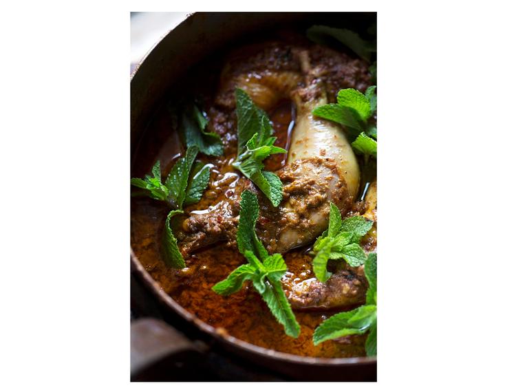 Butter chicken er egentlig opfundet som restemad, og retten smager da også dejligt, selv om du vælger den nemme løsning og bruger rester fra gårsdagens stegte eller kogte kylling. Bare sørg for at varme kyllingeresterne godt igennem i saucen. Foto: Anne-Li Engström