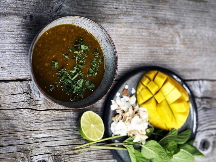 Indisk krydderi. Den indiske krydderiblanding garam masala, der typisk består af peber, kardemomme, kanel, muskat, muskatblomme og nellike, gør suppen mørk og dyb i smagen. Columbus Leth./fotograf