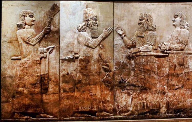 Antikvitet. På det irakiske nationalmuseum i Bagdad hænger denne relief. Det er bl.a. genstande som denne, eksperter frygter, at IS videresælger til internationale samlere. Foto:  AP/Hadi Mizban