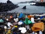 problematisk. Plastaffald på havet skæmmer strandene som her på Azorerne. Men et endnu større problem er, at det gradvis nedbrydes til bittesmå partikler, som er usynlige for det blotte øje, men giftige for miljøet. 