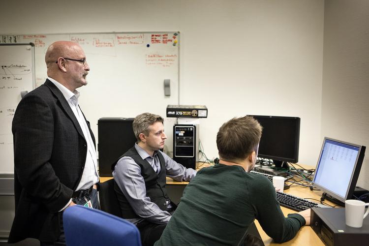 IT. »At vi blander kortene er med til at bringe os tættere på verden omkring os. Du kan uddanne politifolk så og så meget, men de er typisk mere snævre i deres kompetencer, mens it-ingeniører har en bredere tilgang til alle aspekter af it«, siger Kim Aarenstrup. 