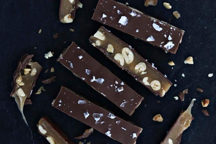Gør det selv. Denne simplificerede Snickers gør alle andre chokoladebarer til skamme. Maja Ambeck Vase.