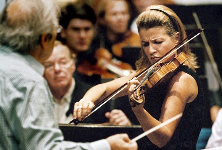 Superstjerne. Her ses Anne-Sophie Mutter i aktion i 2005. Dog ikke i en stropløs kjole. Foto: Johannes Ifkovits (PR) Arkivpix 