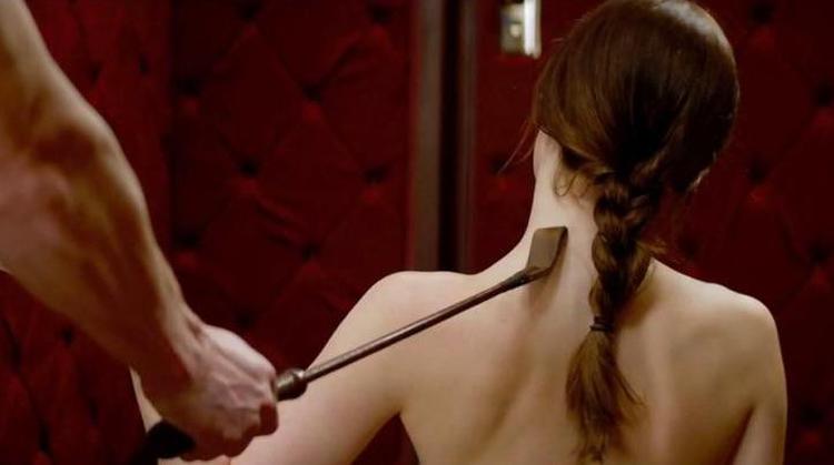 Foto fra filmatiseringen  af '50 Shades of Grey'. Rollen som 'hen med pisken' mener Sara Skaarup burde gives til en kvinde næste gang. 