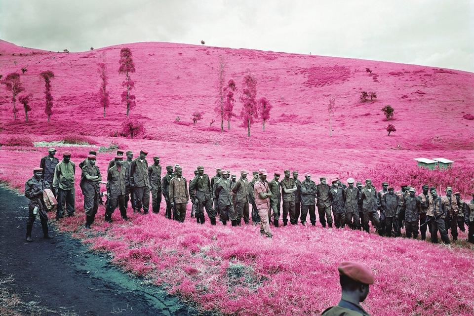 Colonel Soleil's Boys, 2010 Foto: Richard Mosse (Aperture, 2012) ©Richard Mosse. Courtesy of the artist, Jack Shainman Gallery & carlier / gebauer 