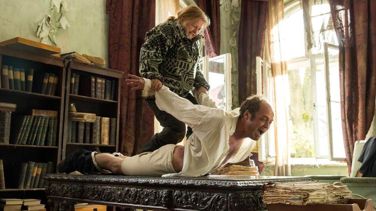 Kirsten Lehfeldt og David Dencik i en scene fra den danske film 'Mænd og høns', der kan ses på Netflix.  