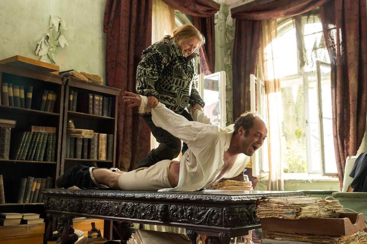 Behandling. Kirsten Lehfeldt og David Dencik i en scene fra 'Mænd &amp; Høns'. 
