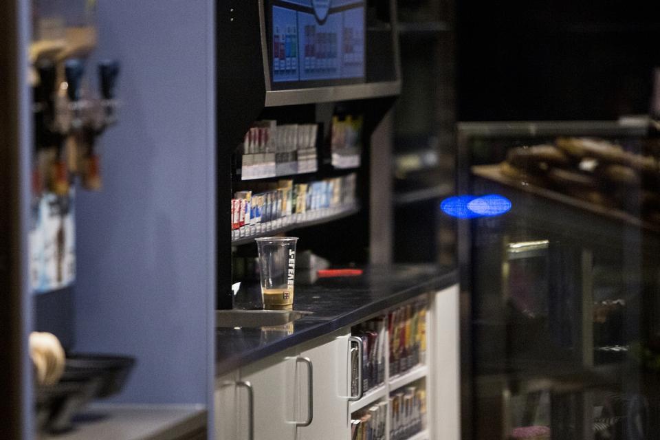 Sandwich, croissanter og kolde øl stod efterladt i 7-Eleven på Nørreport Station. Der var ingen i butikken. 