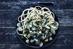 Succesret. For 3-4 år siden introducerede Carsten Kyster retten spaghetti vongole på Café Ginger i Chiang Mai, hvor han er konsulent. I dag er den klassiske italienske ret stadig en stor succes hos thaierne. Columbus Leth.