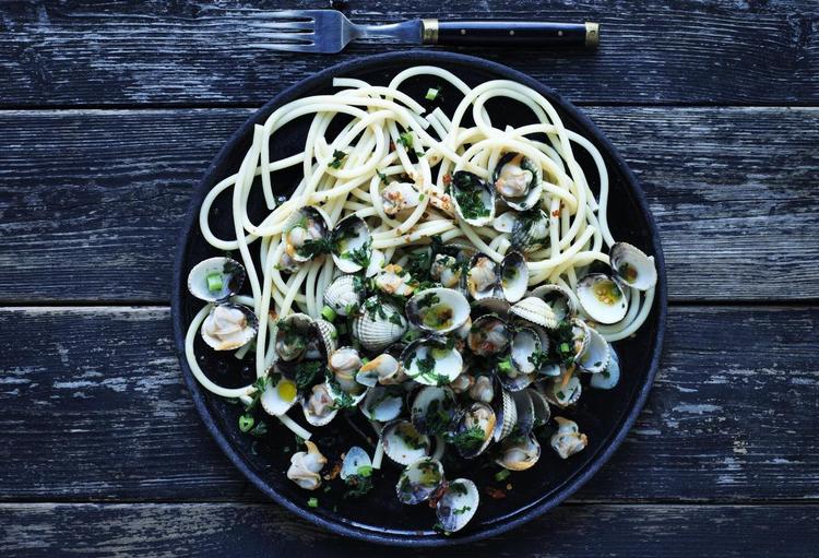 Succesret. For 3-4 år siden introducerede Carsten Kyster retten spaghetti vongole på Café Ginger i Chiang Mai, hvor han er konsulent. I dag er den klassiske italienske ret stadig en stor succes hos thaierne. Columbus Leth.