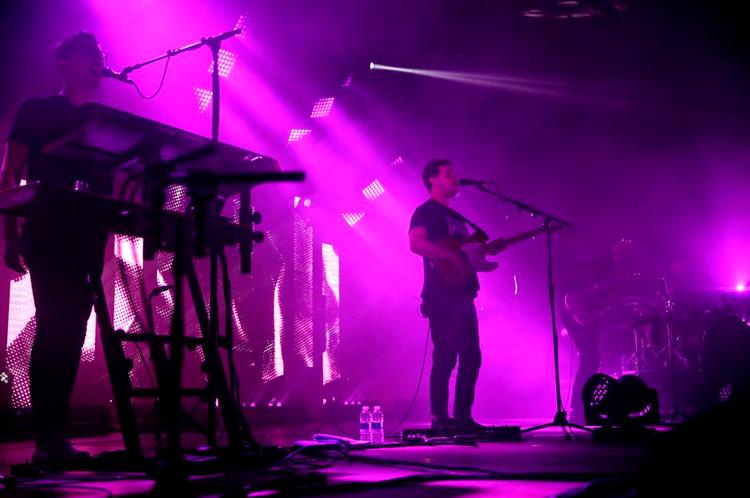 Knirkende. Manden med den karismatiske vokal, Joe Newman, foran et talstærkt publikum i Tap1. 