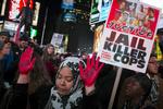 Demonstranter, der i 2014 protesterede imod, at en hvid politibetjent ikke blev dømt for at have skudt og dræbt den 18-årige afroamerikaner Michael Brown.  