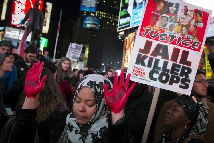 Demonstranter, der i 2014 protesterede imod, at en hvid politibetjent ikke blev dømt for at have skudt og dræbt den 18-årige afroamerikaner Michael Brown.  