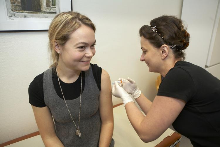 bivirkninger. Læger afviser potentielle bivirkninger for tidligt, mener en læge med indsigt i problematikken. Ifølge lægen kan der være en form for uheldig ringslutning i det i øvrigt velfungerende system, vi i Danmark har til indberetning af mulige medicinbivirkninger. Georg Kristiansen/POLFOTO