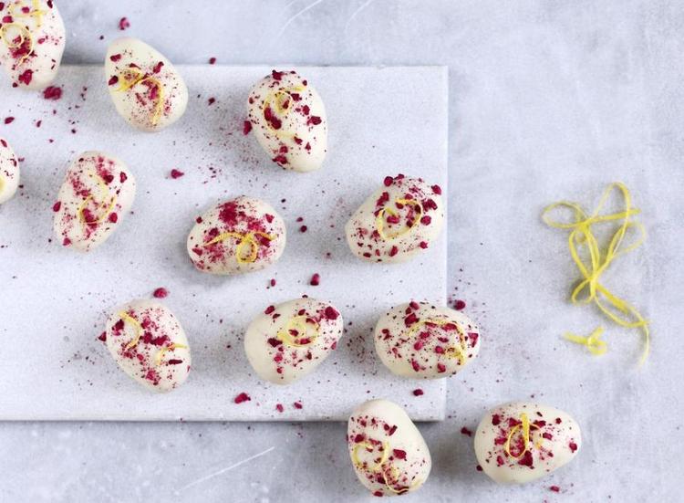 Hvid fryd. Marcipan og hvid chokolade får et twist af citron og hindbær i de små, buttede påskeæg. Foto: Maja Ambeck Vase