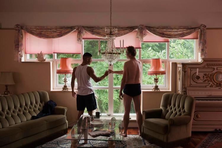 Indie. Spillefilmen 'Elite' er en af de produktioner, der er lavet uden om det traditionelle støttesystem af fortælleivrige unge. Filmen vises under CPH PIX og på DR3 14. april. I hovedrollen er debutanten Nikolaj Bæk (th.), der spiller altopofrende forfatterspire. CPH PIX / PR-foto