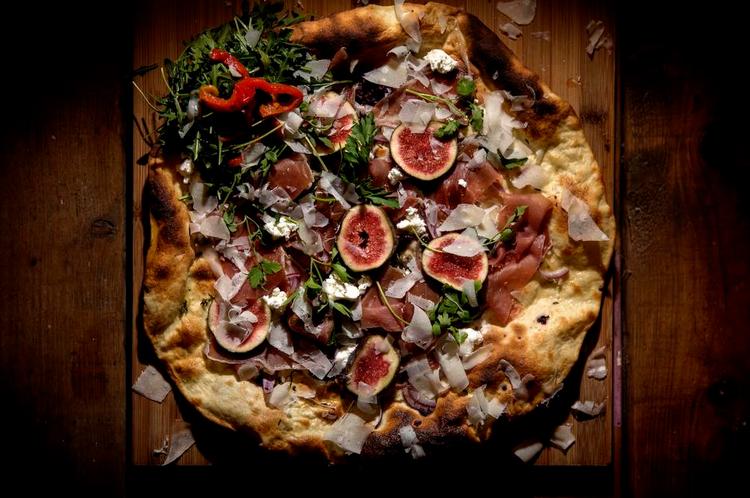 Utraditionelt. Figner på en pizza? Det lyder forkert, men på Istedgades nye, økologiske pizzarestaurant fungerer det. 