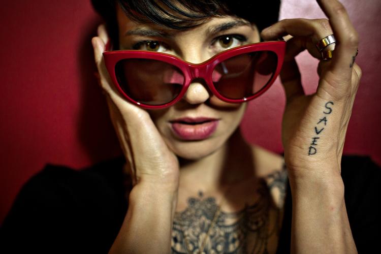 Sårbar. Asia Argento blev som barn smidt ud hjemmefra, fordi hendes bohemeforældre havde travlt med at realisere sig selv, tage stoffer og dyrke affærer. Det gjorde hende hård, men som 37-årig opdagede hun, at det ikke længere er nødvendigt med et panser. Filmfestivalen CPH:PIX viser hendes film om den specielle opvækst. Arkivfoto Martin Lehmann
