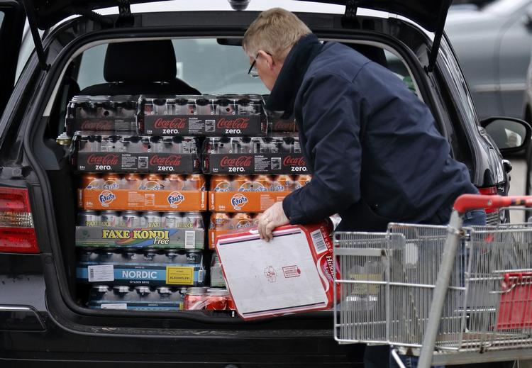 Grænsehandlen via udenlandske netbutikker er blevet langt større, end den fysiske, hvor kunderne kører over grænsen. Fra nytår skal det være endnu lettere for forbrugerne at handle i hele EU, har EU-Parlamentet slået fast med en afgørelse i dag. 