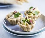 Grønt på toppen. Min mormor pyntede altid tarteletter med agurkeryttere og tomatbåde, men jeg vælger at pynte med friske, sprøde salater eller urter. Ditte Ingemann
