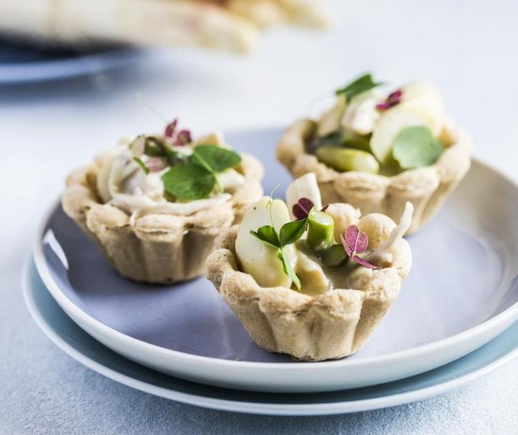 Grønt på toppen. Min mormor pyntede altid tarteletter med agurkeryttere og tomatbåde, men jeg vælger at pynte med friske, sprøde salater eller urter. Ditte Ingemann